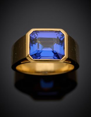 une bague en or sertie d'un saphir bleu au centre