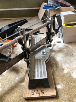 a machine that is sitting on top of a wooden board
