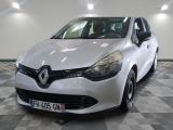 La voiture blanche est garée sur le sol à damier du garage.