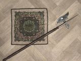 un couteau posé par terre, à côté d'un tapis posé par terre