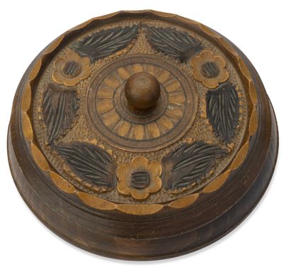 l'image d'une boîte en bois ornée d'un motif décoratif