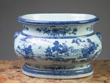un grand vase bleu et blanc posé sur une table