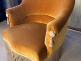 une image représentant une chaise ornée de franges dans une pièce