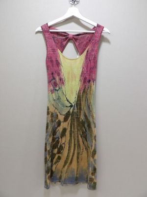 Ce débardeur est orné d'un motif tie-dye