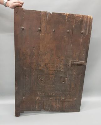 Afrique, Mali, DOGON : porte de grenier en bois sculpté.