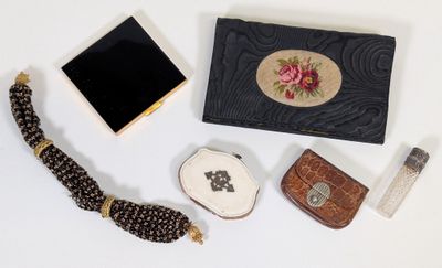 plusieurs objets posés ensemble sur une table