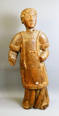 figurine en bois représentant un garçon portant un tablier