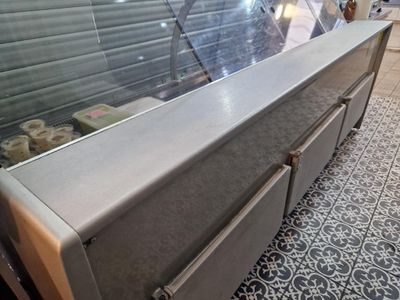 un comptoir contenant de la nourriture