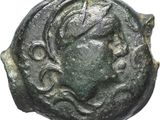 un gros plan d'une pièce de monnaie avec un visage dessus