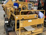 une machine qui se trouve sur le bord de la route