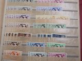 un livre avec des timbres, posé sur une table