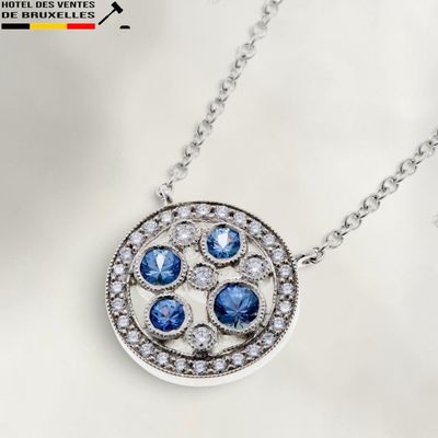 une image représentant un collier de diamants bleus et blancs sur fond blanc