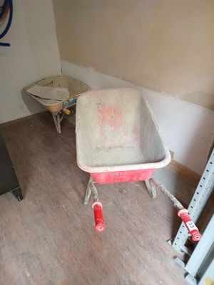 une brouette au milieu d'une pièce en cours de rénovation
