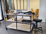 une photo d'une pièce contenant un poste de travail