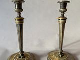 paire de chandeliers anciens en laiton sur fond blanc