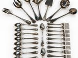 un grand nombre de cuillères et de fourchettes disposées en cercle