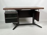 une image représentant un bureau avec un tiroir et un autre tiroir en dessous