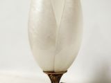 une lampe blanche posée sur une table