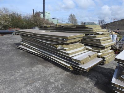 Important lot de panneaux sandwich isolant blanc.