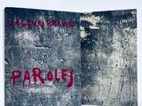 une image d'un livre ouvert sur une page où l'on voit un mur