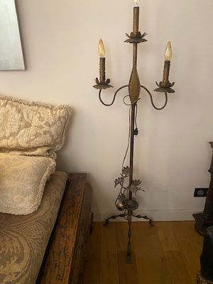 une lampe posée à côté d'un lit dans une chambre