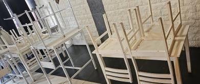 de nombreuses chaises empilées les unes sur les autres