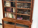 une bibliothèque en bois sur laquelle sont posés de nombreux livres