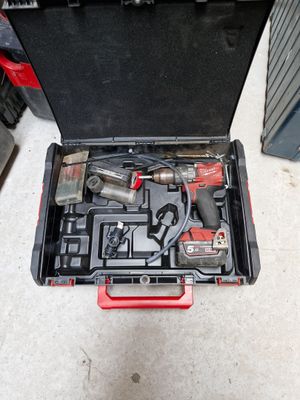 une boîte à outils contenant des outils, posée sur le sol