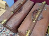 trois bagages posés sur une table