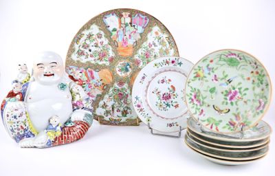 un grand nombre d'assiettes et de bols posés sur une table