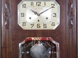 une horloge accrochée au mur, avec un oiseau à l'intérieur