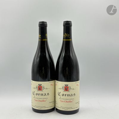 deux bouteilles de vin rouge posées l'une à côté de l'autre sur une table