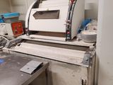 une machine placée au milieu d'une pièce