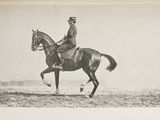 une photo en noir et blanc d'un homme à cheval