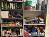 une étagère métallique sur laquelle sont posés de nombreux objets