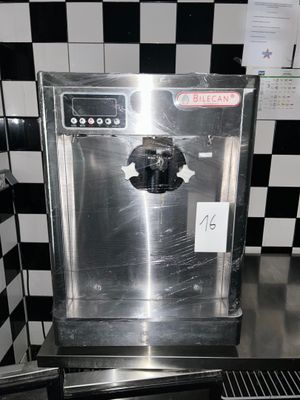 une machine posée sur le comptoir d'une cuisine