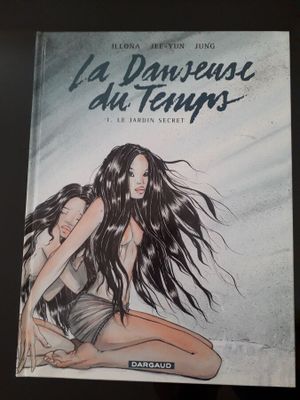 la couverture d'une bande dessinée représentant une femme assise par terre