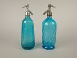 paire de distributeurs de savon en verre bleu avec robinet en métal