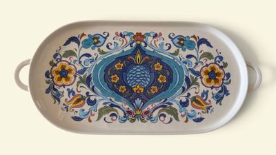 un plateau blanc orné d'un motif bleu et jaune