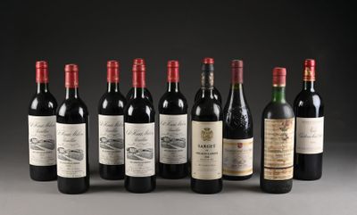 six bouteilles de vin sont alignées dans une rangée