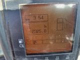 un gros plan du tableau de bord d'une voiture sur lequel figure une horloge