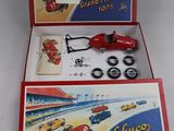 une boîte ouverte sur laquelle figure l'image d'une voiture de course rouge