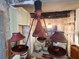 une photo d'une pièce dans laquelle sont suspendues au plafond plusieurs lampes