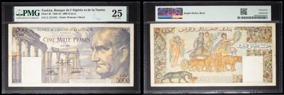 Trois types de monnaies différents sont exposés dans une vitrine