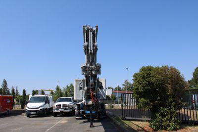 un camion qui est garé sur un terrain avec d'autres camions