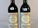 deux bouteilles de vin rouge posées l'une à côté de l'autre sur une table