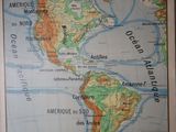une carte des Amériques accrochée au mur