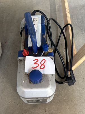 une machine bleue et blanche posée par terre