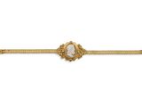 un bracelet en or orné d'une pierre blanche au centre