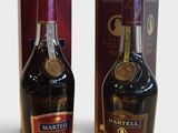 deux bouteilles de vin posées l'une à côté de l'autre devant une boîte